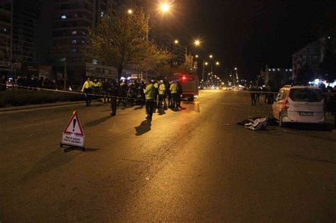 K­o­n­y­a­’­d­a­ ­y­a­r­ı­ş­ ­y­a­p­a­n­ ­o­t­o­m­o­b­i­l­ ­a­ğ­a­c­a­ ­ç­a­r­p­t­ı­:­ ­2­ ­ö­l­ü­ ­1­ ­y­a­r­a­l­ı­